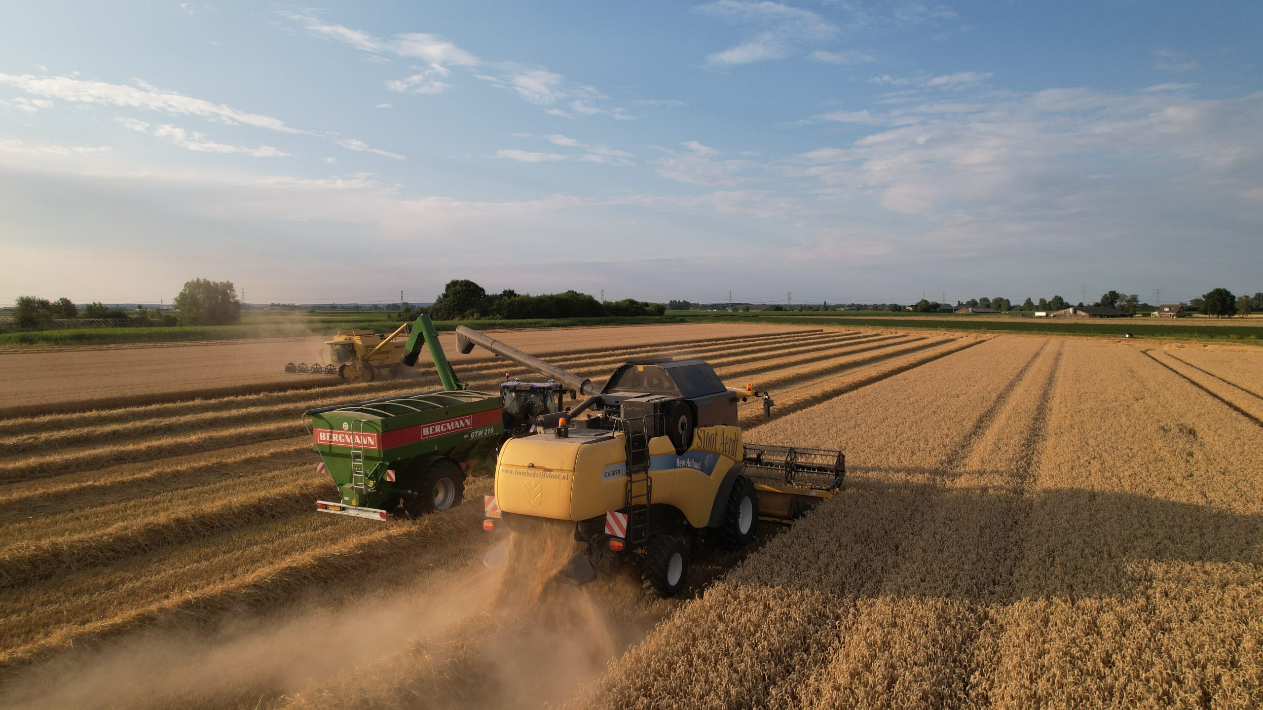 Agrarische werkzaamheden en loonwerk gefotografeerd vanuit de lucht