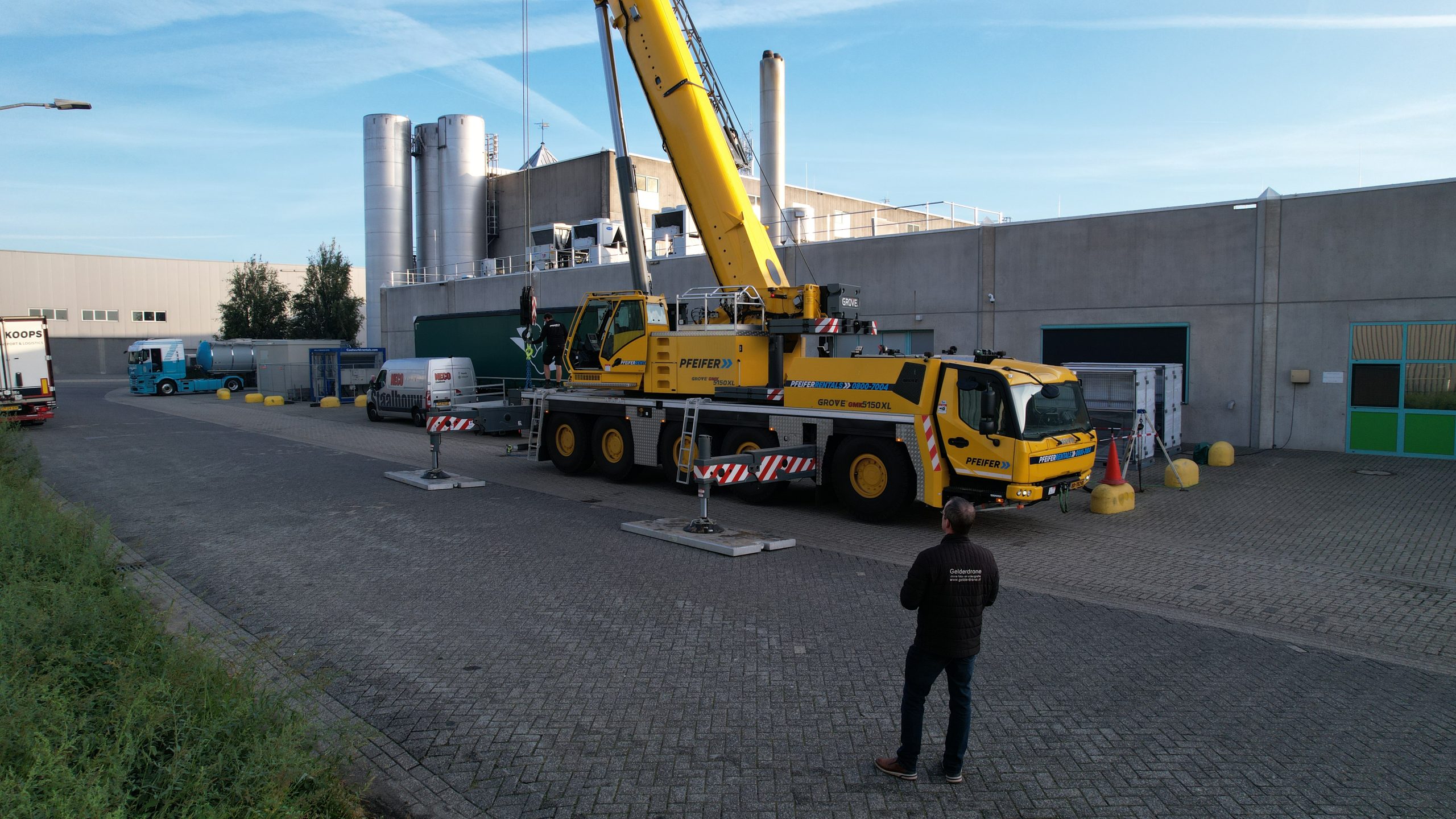 Dronebeeld van Gelderdrone bij een takelwagen